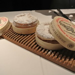 フロリレージュ - カマンベールのクリームを詰めたシュー　蜂蜜のグラス