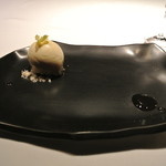 フロリレージュ - カマンベールのクリームを詰めたシュー　蜂蜜のグラス