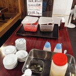博多長浜らーめん 六角堂 - 店内中央テーブルに無料薬味