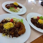 えびめしや 笹沖店 - 上はハンバーグ、右は、カニクリームコロッケ