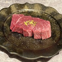 個室焼肉 牛姫 恵比寿本店 - 金箔付きのシャトーブリアン