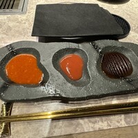 個室焼肉 牛姫 恵比寿本店 - 左から辛いタレ、梅タレ、通常のタレ