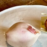 和草 - 桜の花びらの練りきり・桜の香り白あん