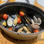 チーズ & ワイン みんなのイタリアン - ムール貝とアサリの白ワイン蒸し