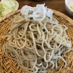 蕎音 - もりそばに大根の浅漬けをのせて！