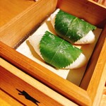 日本料理こまつ - さくらもち たらば蟹の卵の醤油漬け