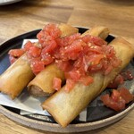 アンプオキナワ - 島らっきょうと豚ひき肉スパイス春巻き 特製コーレグースサルサ