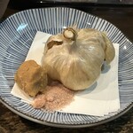 ととや - にんにく丸揚げ