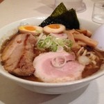 頑者 - ラー博は俺のトラットリア。やはり夏休み、混んでますねえ。その中で行列が短かったので今日も頑者。特製ラーメン、大盛り！  魚粉もプリタツでイイ感じ。昨日のつけめんよりも頑者らしい味わい。イイね！