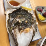 花房 - 岩ガキ:殻が掌くらいある