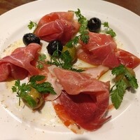 生ハムとオリーブ