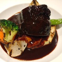 牛ホホ肉の赤ワイン煮込み　　