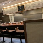 博多天ぷらたかお - 店内の様子。カウンター席とテーブル席に分かれており、カウンターはそんなに席数が多くないようです。