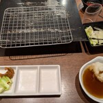 博多天ぷらたかお サウスウッド横浜店 - まずは浅漬けと天ぷら用のつゆが運ばれてきました。