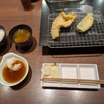 博多天ぷらたかお サウスウッド横浜店 - さて、豚肉とキスの天ぷらが最初に取り分けられました。ご飯とお味噌汁も運ばれてきました。