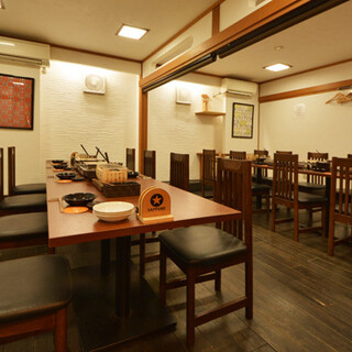 ほどよく活気ある店内は、ひとり飲み～各種宴会までぴったり◎