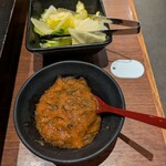 博多天ぷらたかお - こちら、食べ放題の浅漬けと、明太子と刻んだ昆布？めかぶ？を和えたもの。美味しかったです。