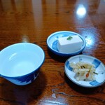 食事と酒処 真 - 先ずは冷奴と漬物と水(セルフ)
