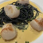 赤白 ブラッスリー - 帆立貝のソテー　サフランソース　　　　　　　　　　イカスミのパスタを添えて