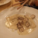 イル・ボッカローネ - リコッタチーズとアーティチョークのラビオリ 黒トリュフソース