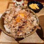 にこみや 岳 - 玉子かけごはんが提供されて来た。