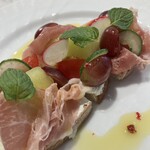 赤白 ブラッスリー - 生ハムのタルティーヌ　メロンとブドウのクリームチーズのオープンサンド　