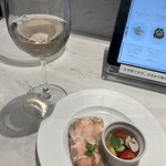 赤白 ブラッスリー - ホワイトローズ（ステュディオロゼ　バイミラヴァル2023）と生ハムと季節のフルーツのタルティーヌ