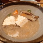 にこみや 岳 - 大きな木綿豆腐を半分に分けたところ 。木綿豆腐が2切れ入っていた。