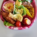 夢の風 とみや - わかめごはん、梅ひじきのおいなり、フキメインの煮物、だし巻き卵、茸の和風パスタ、さつまいもときゅうりとパプリカのサラダ、筍と茎ワカメの中華和え、磯辺揚げ、串カツ、さつまいもの甘露煮、ミニトマト♡