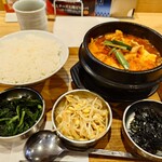 純豆腐 中山豆腐店 - 牛ホルモンスンドゥブ定食(辛さ普通)、豚カルビ