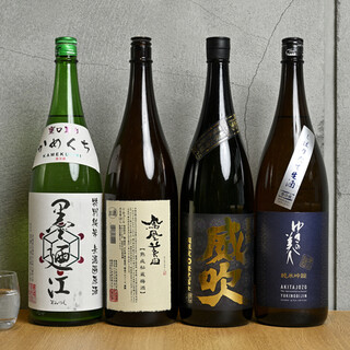 寿司や料理に合わせ全国各地の地酒を厳選した日本酒。希少銘柄有