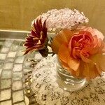 リストランテ・マッサ - お手洗いのお花にすらマダムのセンスと優しさを感じます