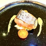 リストランテ・マッサ - ニジマスのソテー、両サイドにあるソースは、ふきのとうこの苦味がたまりません