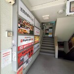 maya - ビル１階奥にエレベーターあり