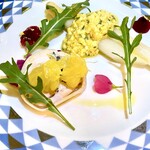 リストランテ・マッサ - ホワイトアスパラのミモザソース(卵(終わり、鶏肉のコンフィーの上には夏みかん