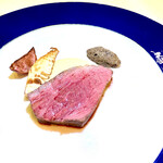 リストランテ・マッサ - 宮崎赤肉のステーキ、このレア具合がたまりません。サイドのお野菜はたけのこ、じゃがいも、そしてふきのとう