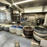 うずとかみなり - カウンターから厨房を見る