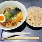 うずとかみなり - 中華そばには刻み生姜と焦がしネギと九条ねぎ、味玉と熟成メンマと焼き海苔　　胡椒ご飯