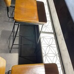 うずとかみなり - カウンター席足元に紋様照明　こんなラーメン屋さん初めてだわ　まるでクラブかバー