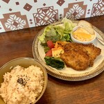 バルバルキッチンアメリ - 週替りランチ：ハーブチキンカツ＆ミニグラタン(¥800)