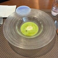 リストランテ ペガソ - イタリアン産ピゼッリの冷製スープ ストラッチャテッラチーズ添え