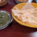 サンティ - 思わず食べちゃいました。ほうれん草チキンカレー大盛りとナン