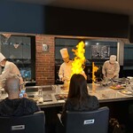 鉄板ダイニング 誉 - 目の前で豪快にフランベ。