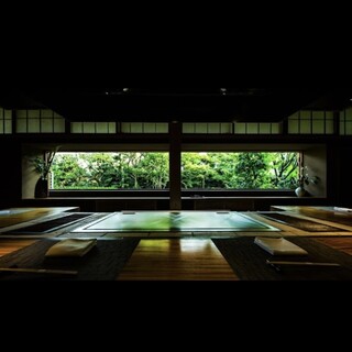 日本庭園が広がるカウンター席
