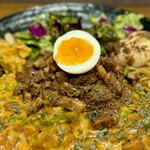 SPICY CURRY 魯珈 - ろかプレート（濃厚牛肉とアスパラガスのカレー ～特製デーツソースを添えて～（限定））・ルー増し・ライス大盛り・るうろう煮玉子・肉ダブル