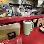 珉来 - 真っ赤なカウンターだけで期待大ですね