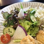 小鮎 - サラダは多種類の野菜を使用。
お店のセンスの良さが現れてます。