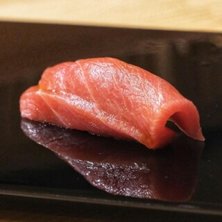 伝統的な赤酢など3種類をブレンドした鮨酢で握るシャリ