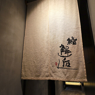 多彩な味わいが揃う選りすぐりの純米酒やワインを自慢の鮨と