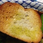 銀のさじ - このパンの下は何だったけ、食べ始めはお腹が空いているのでつい考えずに食べてしまった。